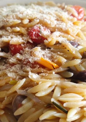 Una foto de Orzo vegano one pot