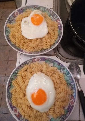 Una foto de Fideos con huevo frito
