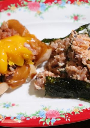 รูปของ ข้าวผัดไข่ซอสมะเขือเทศใส่สาหร่ายกับ ฮอทดอก