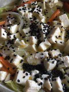 Una foto de Sopa de verduras, fideos de arroz y tofu