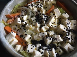 Una foto de Sopa de verduras, fideos de arroz y tofu