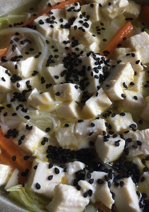 Una foto de Sopa de verduras, fideos de arroz y tofu