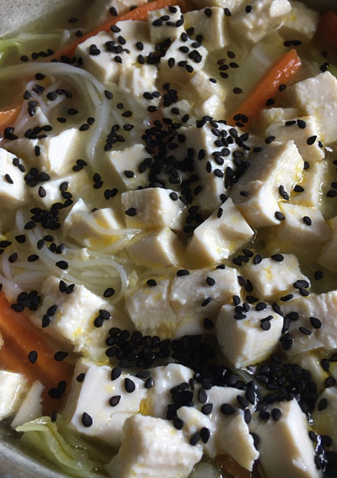 Una foto de Sopa de verduras, fideos de arroz y tofu