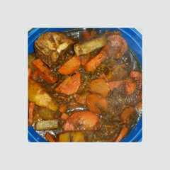 A picture of Cazuela de vegetales con pollo.