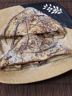 Una foto de Sándwich caliente de plátano y crema de chocolate 🍌🍫