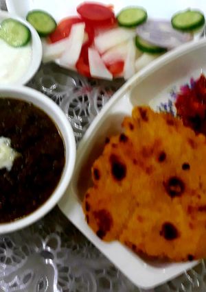 A picture of Sarso ka saag aur makki ke roti.