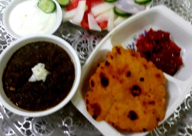 Sarso ka saag aur makki ke roti