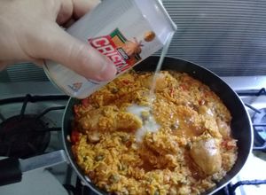 Una foto de Arroz con pollo a la cerveza