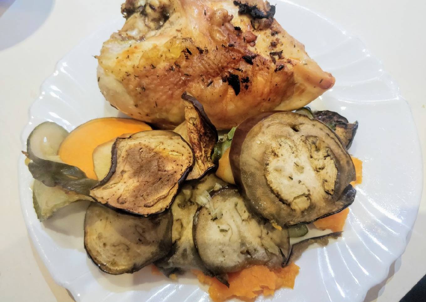 Pollo asado con manzana, verduras y batata