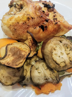 Una foto de Pollo asado con manzana, verduras y batata