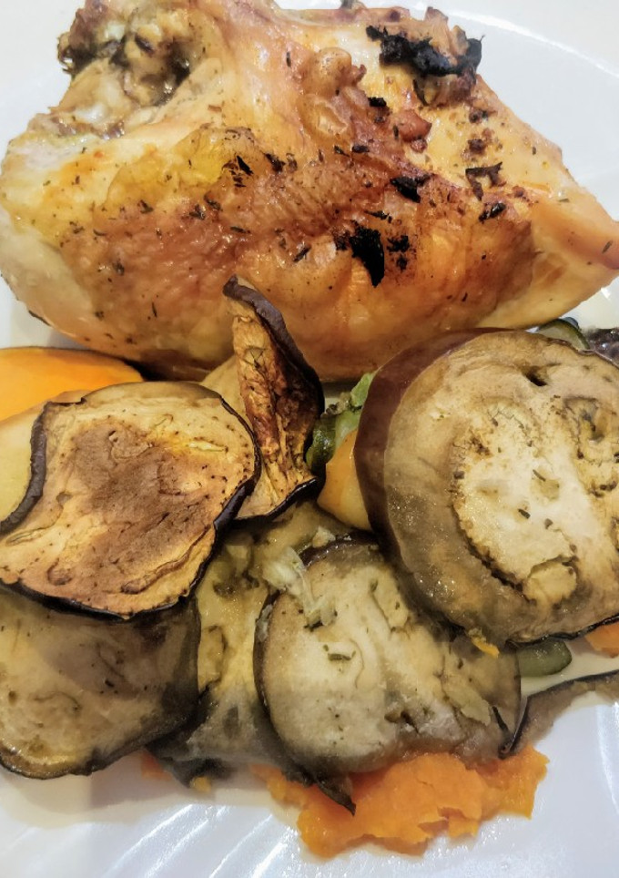 Una foto de Pollo asado con manzana, verduras y batata