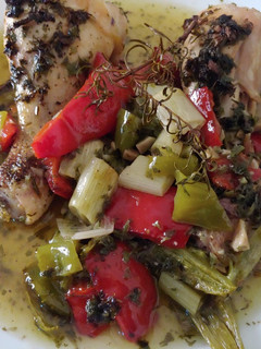 Una foto de Muslitos de pollastre, especias y prebes vermells - Pollo con especias y pimientos rojos en su salsa