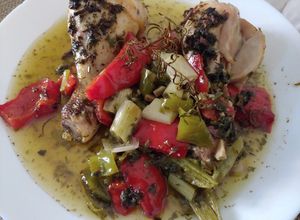 Foto principal de Muslitos de pollastre, especias y prebes vermells - Pollo con especias y pimientos rojos en su salsa