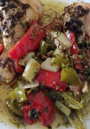 Una foto de Muslitos de pollastre, especias y prebes vermells - Pollo con especias y pimientos rojos en su salsa