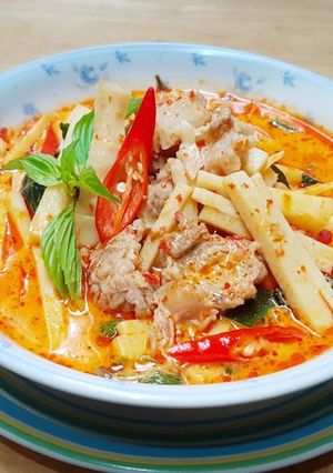 รูปของ แกงเผ็ดหน่อไม้สดใส่หมู