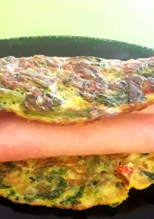 Una foto de Omelette de acelga relleno de jamón y queso