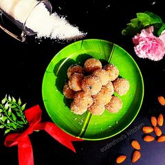 A picture of Coconut Ladoos.