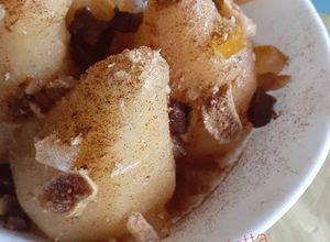 Foto di Pere cotte con marsala, frutta secca e cannella