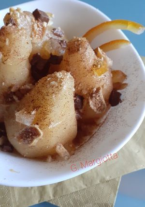 Foto di Pere cotte con marsala, frutta secca e cannella