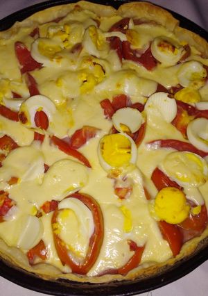 Una foto de Tarta de tomate, huevo, jamón y queso