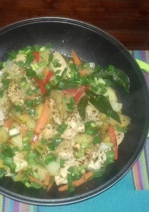 Una foto de Wok de pollo