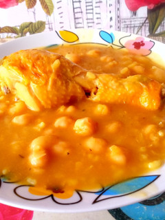 Una foto de Potaje de garbanzos con arroz y pollo