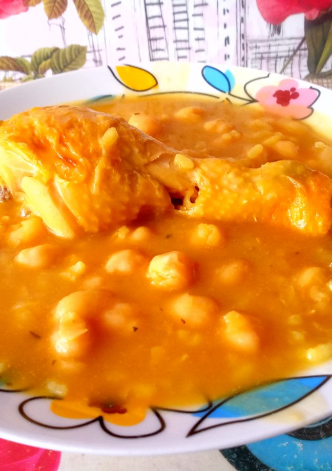 Una foto de Potaje de garbanzos con arroz y pollo