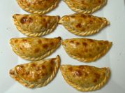 Una foto de tapas de empanadas al horno
