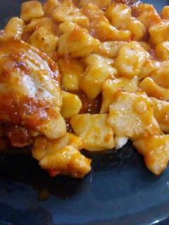 Una foto de Ñoquis de papa y zapallo con Salsa de Pollo