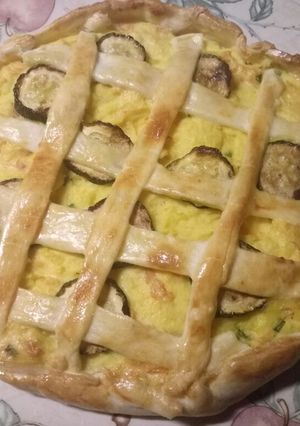 A picture of Salmon, saffron and vegetable pie.