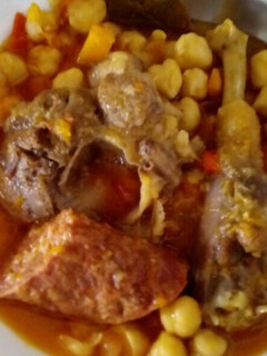 Una foto de Cocido de gallina, osobuco y longaniza casera