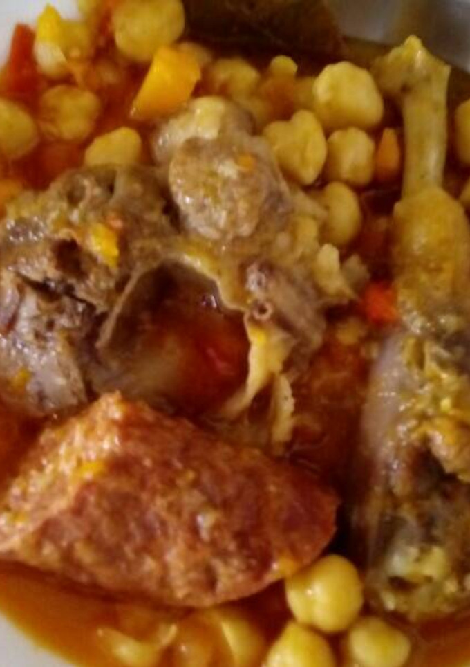 Una foto de Cocido de gallina, osobuco y longaniza casera