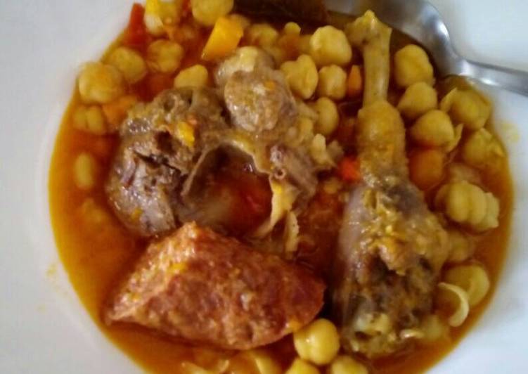 Cocido de gallina, osobuco y longaniza casera