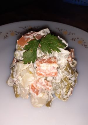 Una foto de Ensalada de verduras con mayonesa.😋😋😋