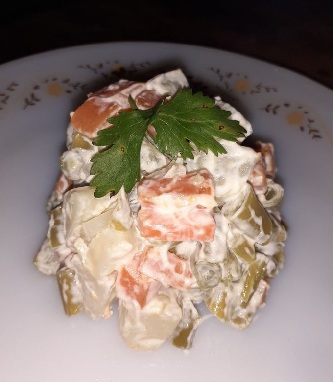 Una foto de Ensalada de verduras con mayonesa.😋😋😋