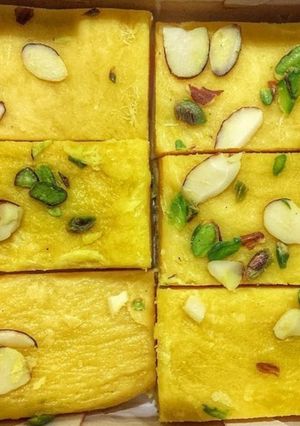 मार्केट स्टाईल सोनपाापड़ी(Market style sonpapadi recipe in hindi) रेसिपी मुख्य फोटो