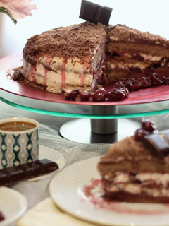 Una foto de Tarta Selva al Anochecer con Cerezas y Cassís