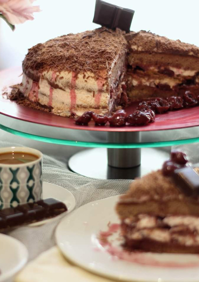 Una foto de Tarta Selva al Anochecer con Cerezas y Cassís