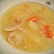 Sopa de pollo con fideos