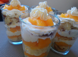 Una foto de Postres en vasitos simples y económicos😃😋😋