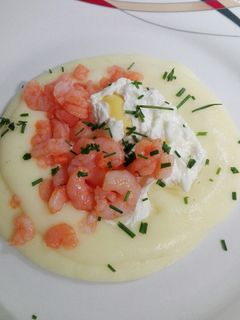 Una foto de Puré de patatas con leche agria y huevo escalfado o pochado