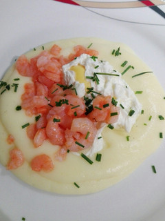 Una foto de Puré de patatas con leche agria y huevo escalfado o pochado