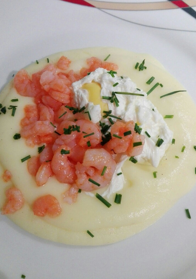 Una foto de Puré de patatas con leche agria y huevo escalfado o pochado