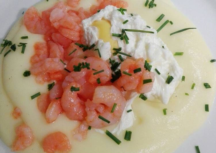 Puré de patatas con leche agria y huevo escalfado o pochado