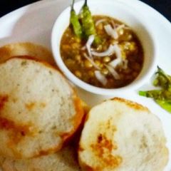 A picture of Chole Kulche.