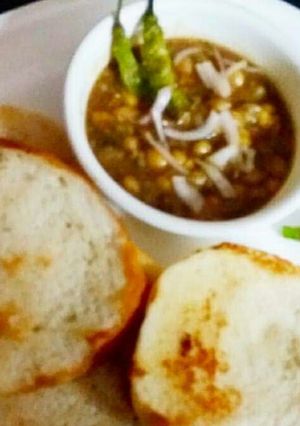 A picture of Chole Kulche.
