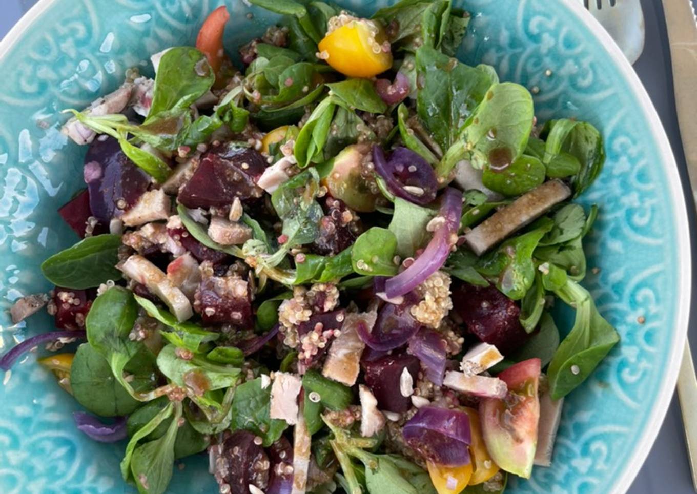 Salade de quinoa betteraves et aiguillettes de rôti de porc