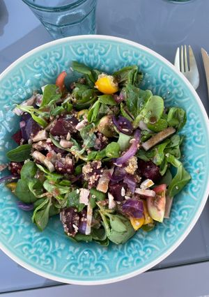 Une photo de Salade de quinoa betteraves et aiguillettes de rôti de porc