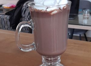 Una foto de Chocolate caliente extrachocolatoso con malvaviscos