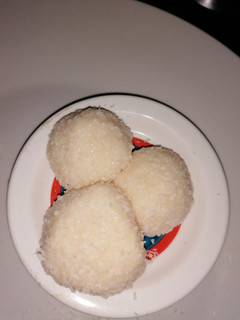Una foto de Bolitas de coco con leche condensada
